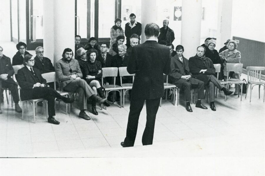 v první řadě sedí zleva Jiří Valoch, Stano Filko, Nina Dvořáková